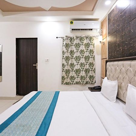 Aero Home Stay- Bed & Breakfast New Delhi Bagian luar foto