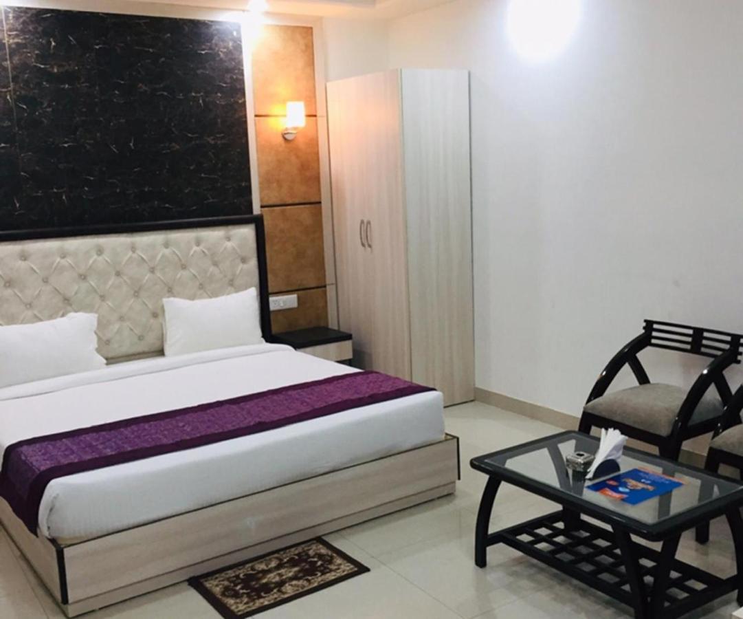 Aero Home Stay- Bed & Breakfast New Delhi Bagian luar foto