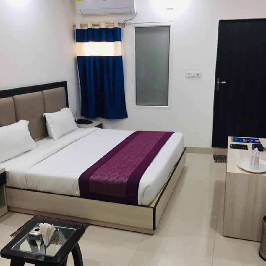 Aero Home Stay- Bed & Breakfast New Delhi Bagian luar foto